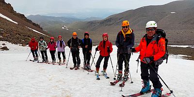 Mayıs Ayında Erciyes’in 3400 Rakımında Kayak Yaptılar