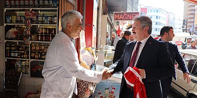 Melikgazi Belediyesi Bayrak Dağıttı