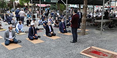Melikgazi Belediyesi Cuma Namazında Tek Kullanımlık Seccade Ve Maske Dağıttı