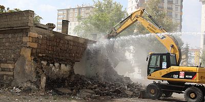 Melikgazi Belediyesi Metruk Yapıları Yıktı