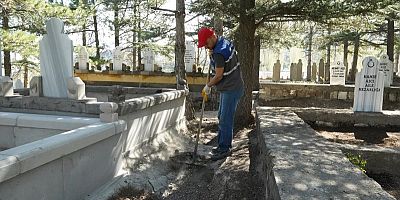 Melikgazi'de Bayram Öncesi Mezarlıklar Temizlendi