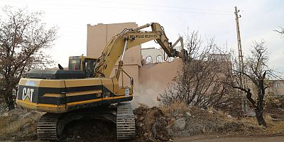 Melikgazi’de Tehlike Arz Eden ve Metruk Yapılar Yıkılıyor