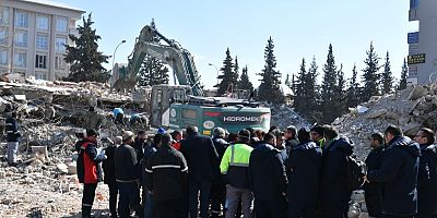 Melikgazi Ekibi Enkaz Altından 20 Vatandaşı Kurtardı