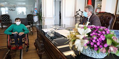 Melikgazi Engelli Gence Tekerlekli Sandalye Hediye Etti
