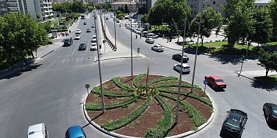Melikgazi’nin Kavşakları Yeşillendi