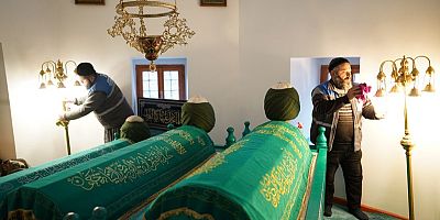 Melikgazi'nin Türbelerinde Gül Suyu İle Genel Temizlik Yapıldı