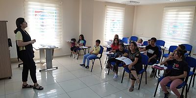 Melikgazi Yaz Kurslarında Öğretirken Eğlendirmeye Devam Ediyor