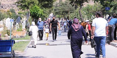 Mezarlıklarda Bayram Yoğunluğu
