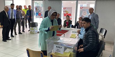 Milletvekili Adayı Böhürler İle Eski Bakan Yıldız Oyunu Kullandı