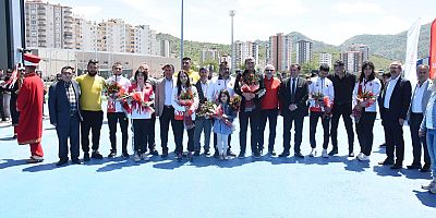 Muaythai Dünya Şampiyonasından Madalyayla Dönen Kayserili Sporcular Çiçeklerle Karşılandı