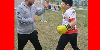 Muaythaici Baba-Oğul Koronavirüs Nedeniyle Antrenmanlarını Parkta Sürdürüyor
