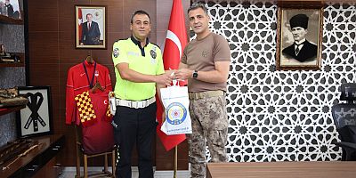 Müdür Atanur Aydın, Yardımsever Polis Memurlarını Tebrik Etti