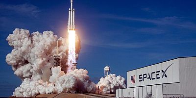 NASA, Space X Roketi ile 4 Astronotu Uzaya Fırlattı