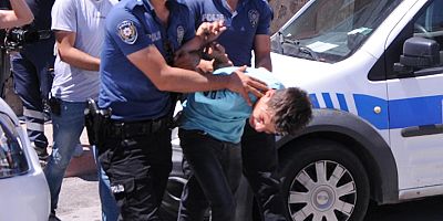 Oğlu Tarafından Dövülüp Rehin Alınan Kadını Polis Kurtardı