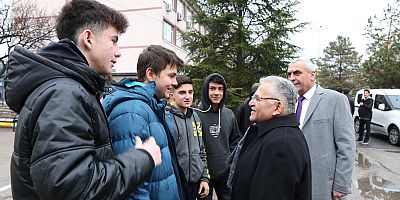 Öğrenci Dostu Başkan, Gençlerle Kucaklaştı