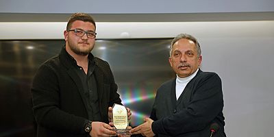 Öğrencilerden Kütüphane İçin Teşekkür Plaketi