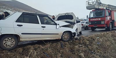 Öğretmenlerin İçinde Bulunduğu İki Otomobil Çarpıştı: 5 Yaralı