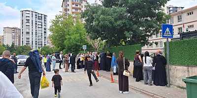 Okul Önünde Velilerin LGS Heyecanı