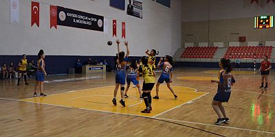 Okullar Arası Hentbol Gençler Müsabakaları Devam Ediyor
