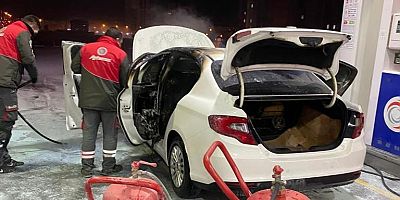 Otomobil Akaryakıt İstasyonunda Alev Aldı: 1 Yaralı