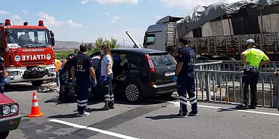 Otomobil Bariyere Çarptı: 1 Ölü, 4 Ağır Yaralı