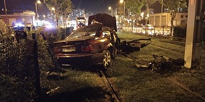 Otomobil Direğe Çarptı: 2’si Ağır 4 Yaralı