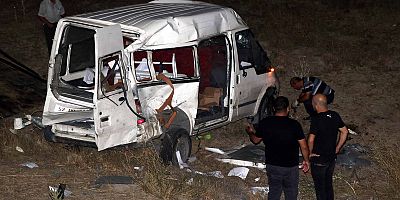 Otomobil İle Çarpışan Minibüs Şarampole Devrildi: 4 Yaralı