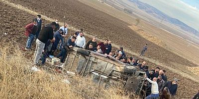 Otomobil Şarampole Devrildi: 2 Yaralı