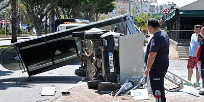 Otomobilin Daldığı Durak Yıkıldı; Sürücü Ağır Yaralı