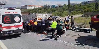 Otomobilin Kamyona Çarptığı Kazada Anne Öldü, Oğlu Yaralandı