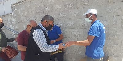 Pınarbaşı Belediyesi Vatandaşa Cuma Namazı Öncesi Maske Ve Dezenfektan Dağıttı