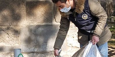 Polis Ekipleri, Sokak Hayvanları İçin Yem Bıraktı