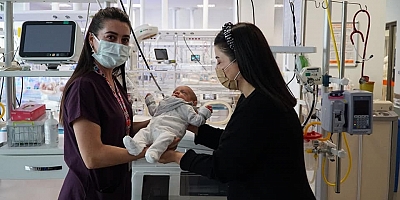 Prematüre Doğan Hüseyin Bebek ile Dünya Prematüre Günü Kutlaması