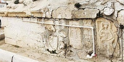 Roma Duvarına Plastik Çeşme