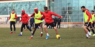 Sarı kırmızılılar, renktaşına bileniyor