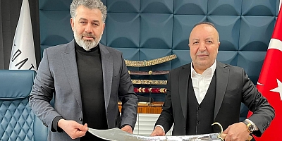 Sedat Kılınç, Başkan Uzunluoğlu’na Kılıç Hedeyi Etti