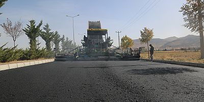 Şehit Ömer Mavi Caddesi Sıcak Asfalt Çalışmaları Başladı