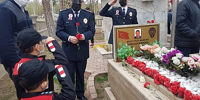 Şehit Polisin Mezarına İki Oğlundan Ziyaret