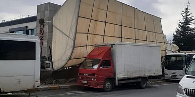 Şiddetli Rüzgar Fabrikanın Otopark Tentesini Yerinden Söktü
