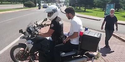 Sınava Yetişmeye Çalışan Gençlerin Yardımına Polis Ekipleri Yetişti