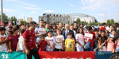 Spor Okulları Açılışına Katılan Başkan Büyükkılıç’a Genç ve Miniklerin Yoğun İlgisi
