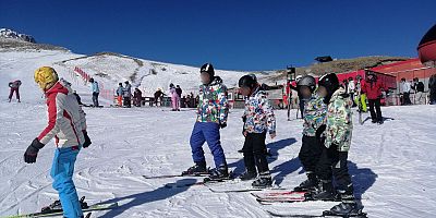 Suça Sürüklenen Çocuklara Kayak Eğitimi Verildi