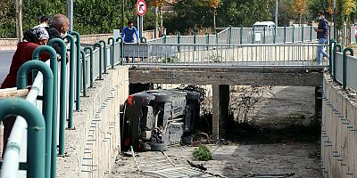 Sulama Kanalına Düşen Otomobilin Sürücüsü Yaralandı