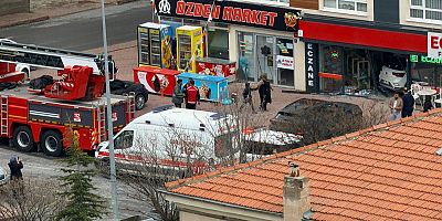 Sürücüsünün Durduramadığı Otomobil Eczaneye Daldı 1 Kişi Yaralandı