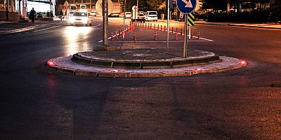 Talas’ın Kavşaklarına Işıklı Reflektörler Konuyor
