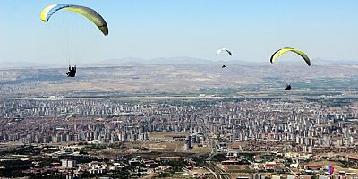 Talas'ta Paraşüt Düştü: 2 Kişi Yaralandı