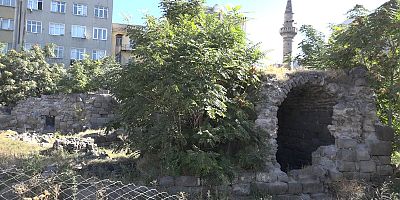 Tarihi Medrese Restore Bekliyor