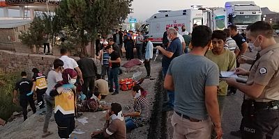 Tarım İşçilerini Taşıyan Minibüs İle TIR Çarpıştı: 5'i Ağır 18 Yaralı