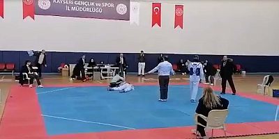 Tekmelikleri düzeltirken rakibinin tekmesiyle yere yığıldı!