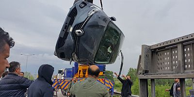 Tır Devrildi; Taşınan 4 Otomobil Yola Savruldu